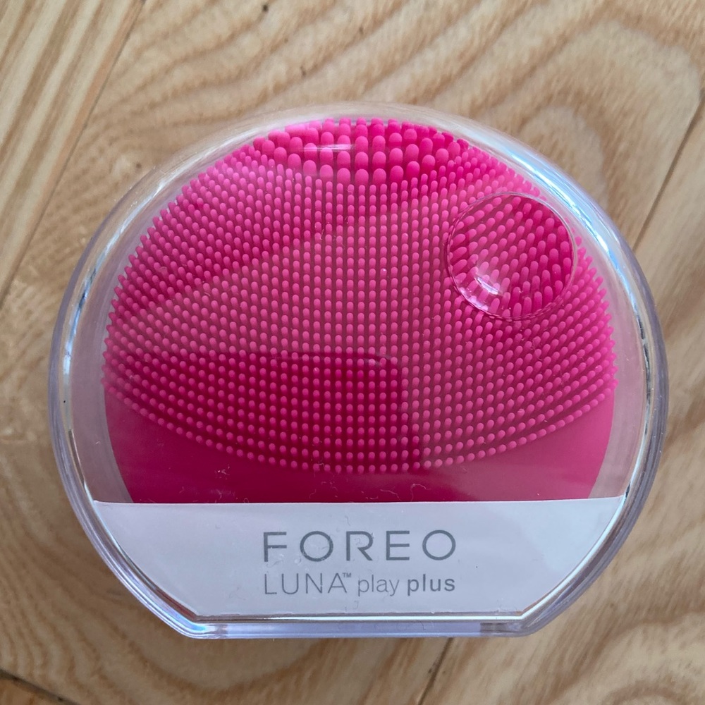 Never been opened- Foreo facial cleansing massager